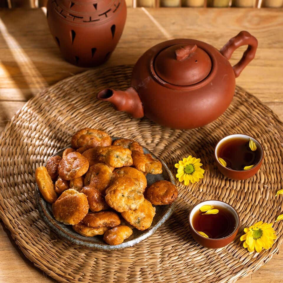 Bánh chả Hà Nội thơm bùi, giòn rụm, hợp vị khi dùng cùng trà nóng